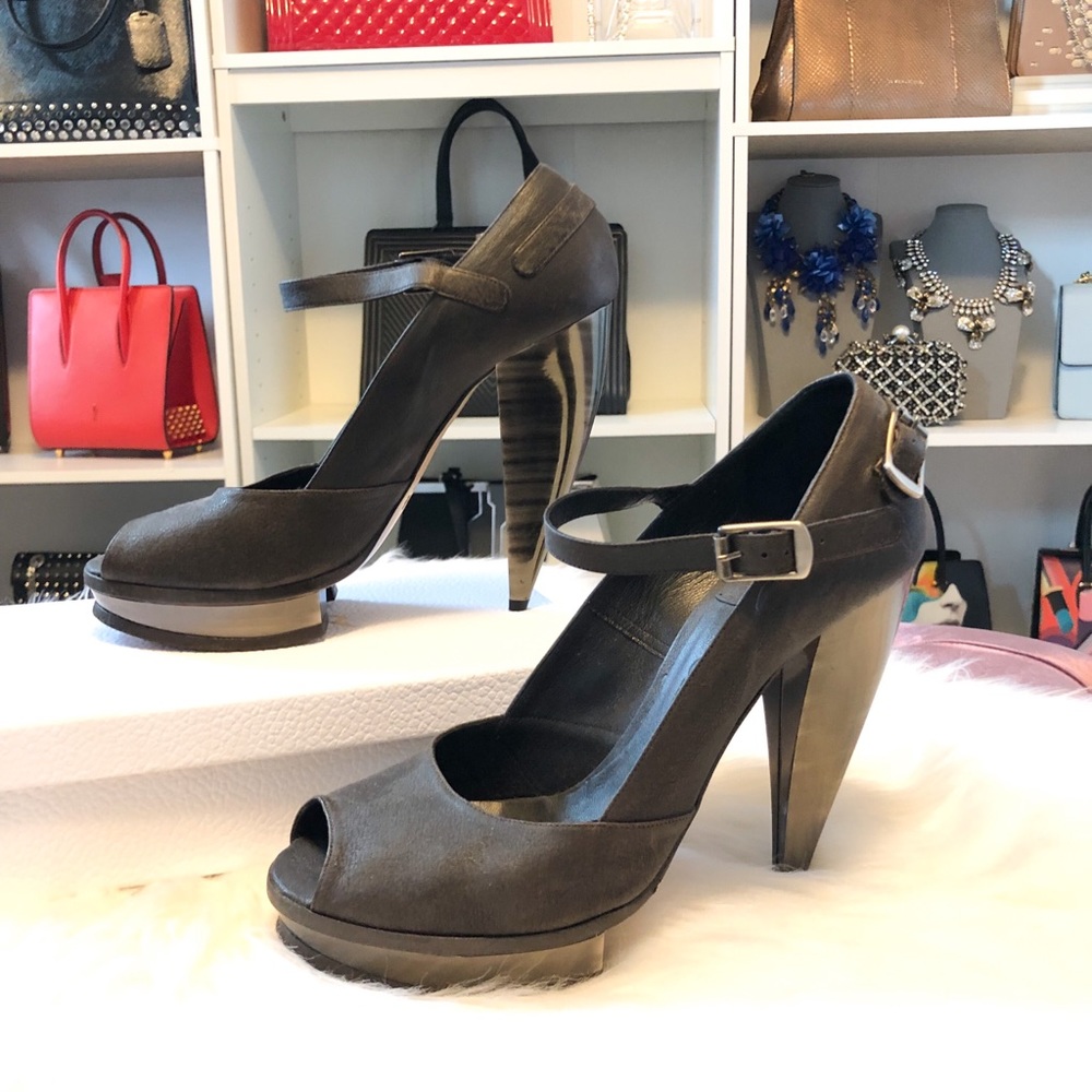 Chloe Horseshoe Brown Heels sz 39